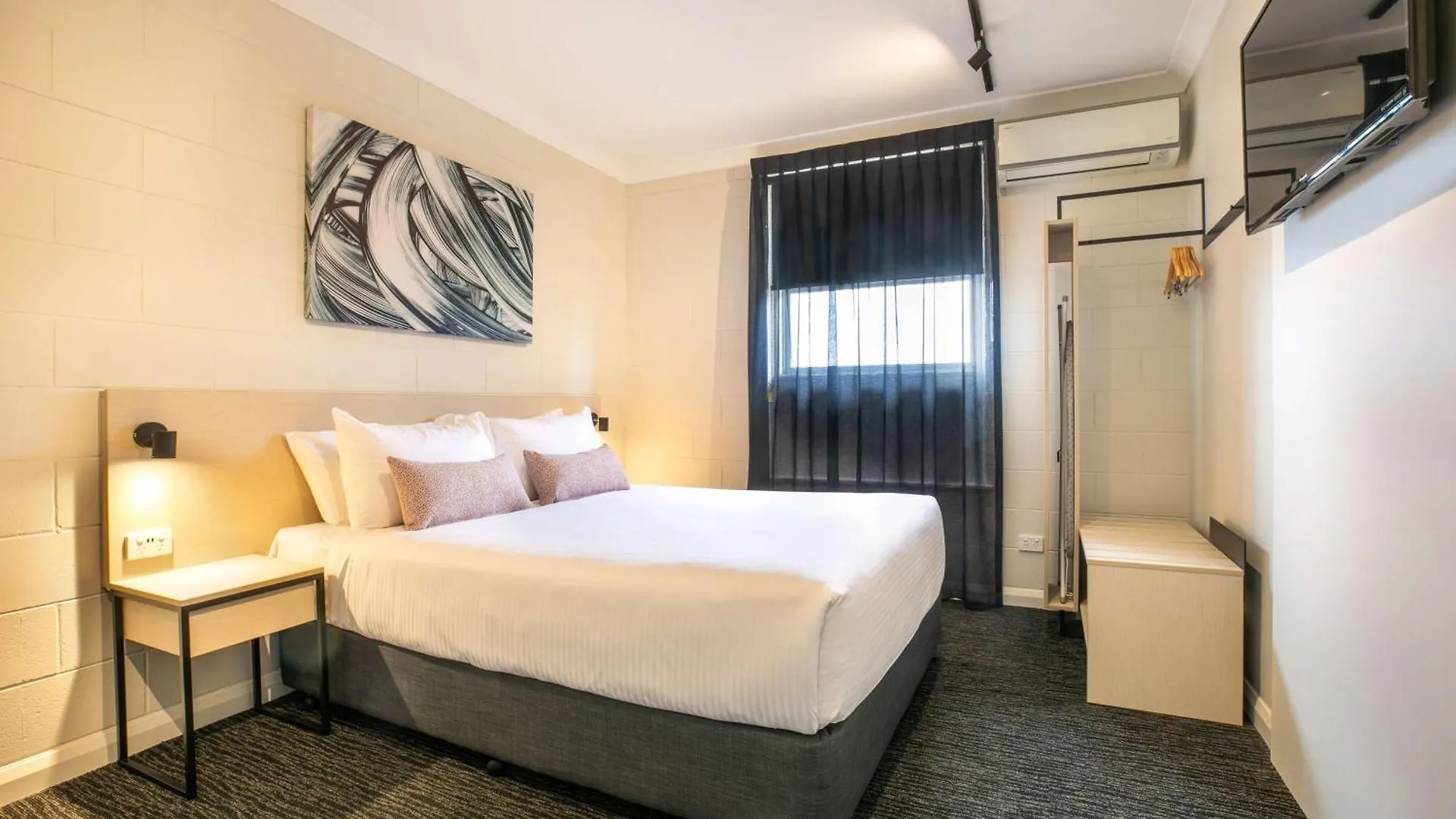 ***  Nightcap At Hendon Hotel Adelaide Australia